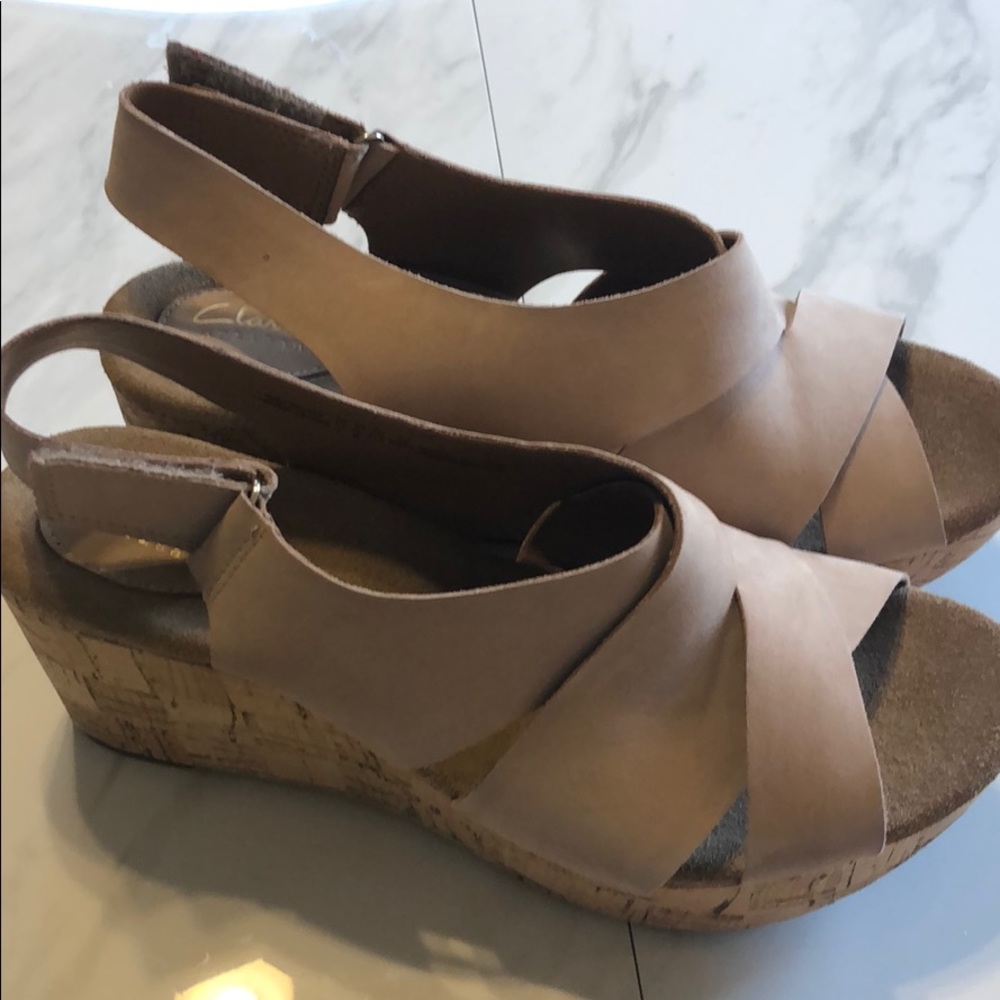 BRAND NEW CLARKS SAND COLOR CORK WEDGE SIZE 10 W - Picture 3 of 5